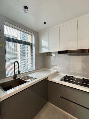 China Factory Kitchen Cabinets with Glossy Finish and Configurable Layouts